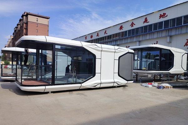 What are the characteristics of space capsule hotels?