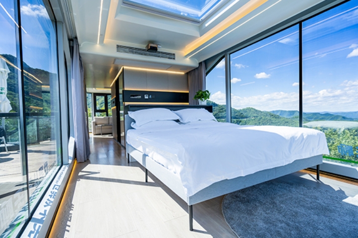 Space capsule home-stay