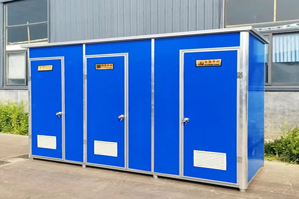 What are the advantages of the popular mobile toilets?