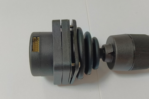 Los joysticks de efecto Hall son clave para la durabilidad en entornos industriales hostiles.