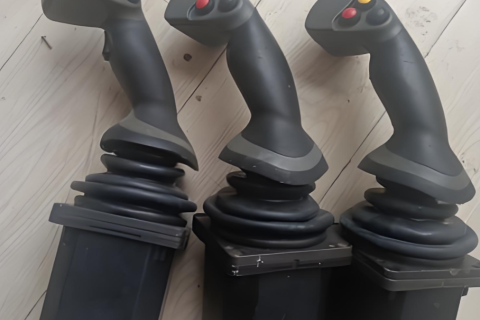 Controlador de joystick vs. paneles de control tradicionales