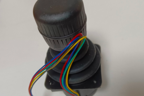 Джойстики на основе эффекта Холла и потенциометры: какой из них надежнее в суровых условиях эксплуатации?