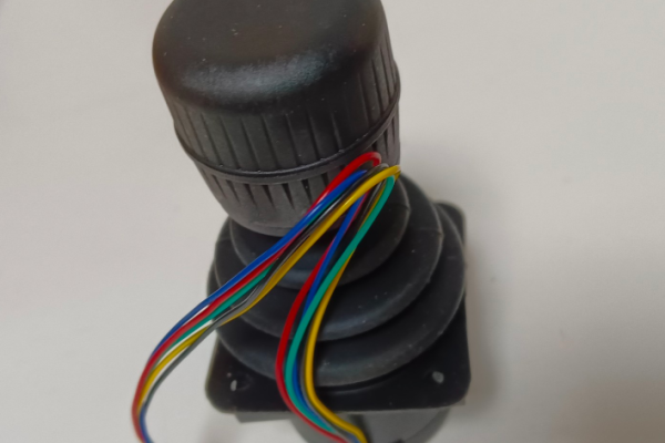 عصا التحكم بتقنية تأثير هول مقابل عصا التحكم بتقنية مقياس الجهد: أيهما أكثر موثوقية في البيئات القاسية؟