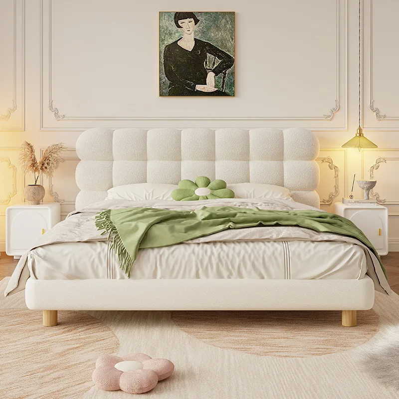 Pat king-size tapițat alb crem