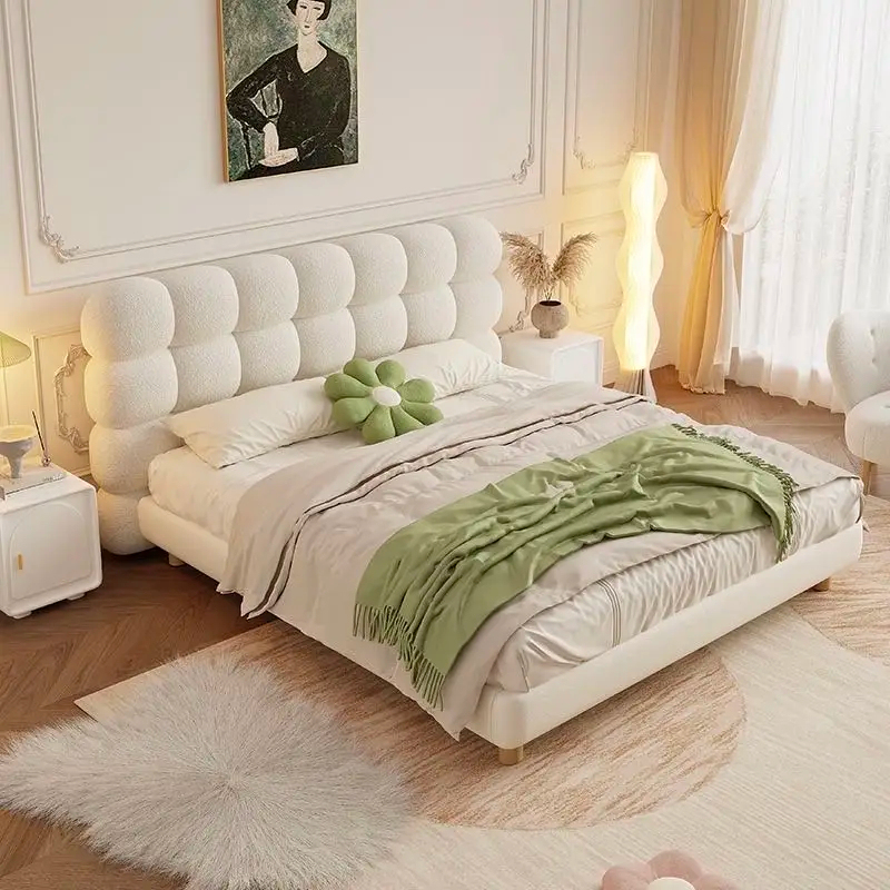 Pat king-size tapițat alb crem