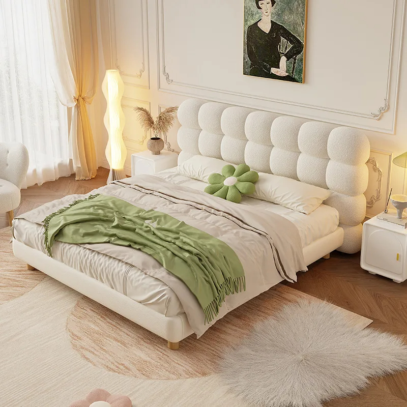 Pat king-size tapițat alb crem