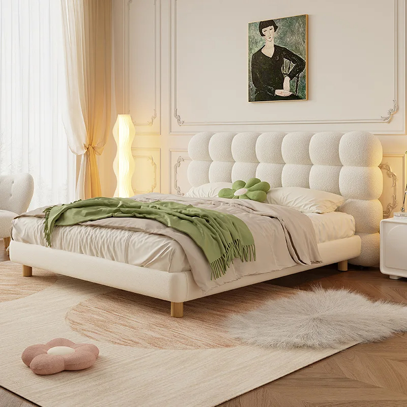 Pat king-size tapițat alb crem