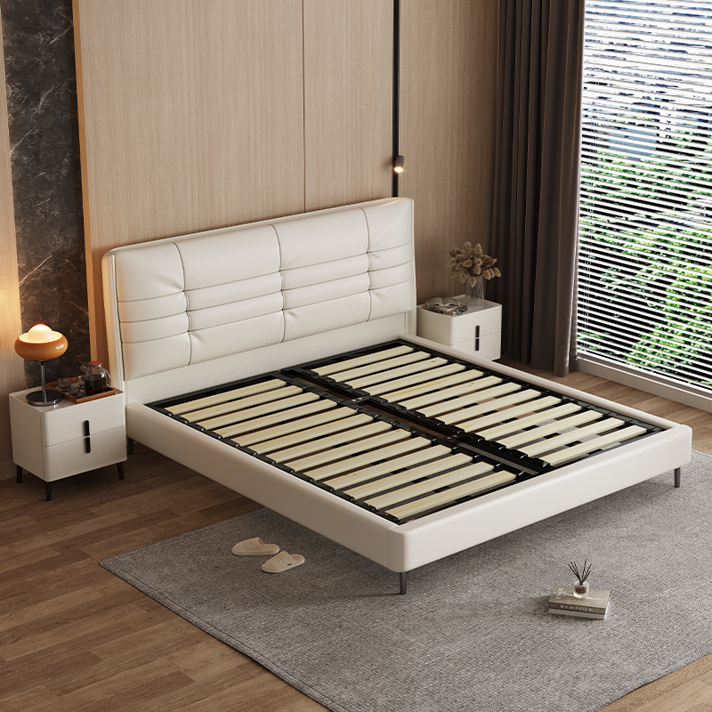 Pat matrimonial suspendat, tapițat bej, din piele