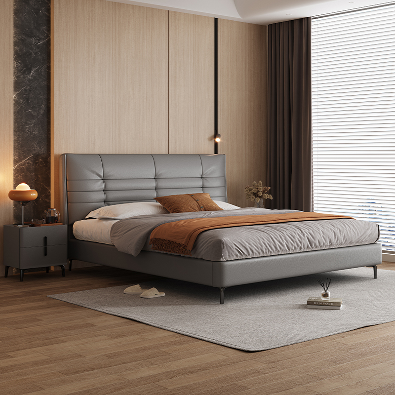 Pat matrimonial suspendat, tapițat bej, din piele