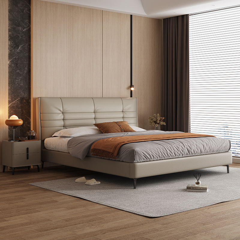 Pat matrimonial suspendat, tapițat bej, din piele