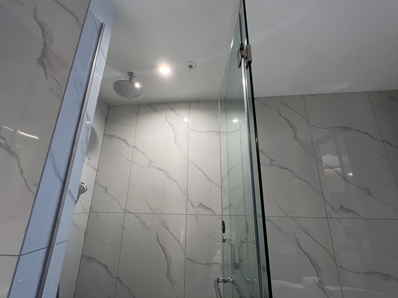 heat strengthened clear glass bathroom wall