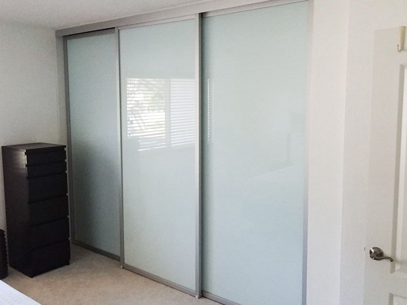 white laminated glass partition wall