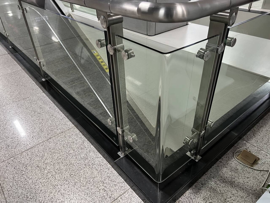 Glass balustrade stairs