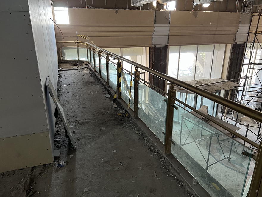 Curved glass guardrail