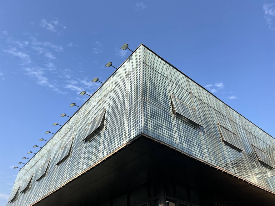 Building facade glass