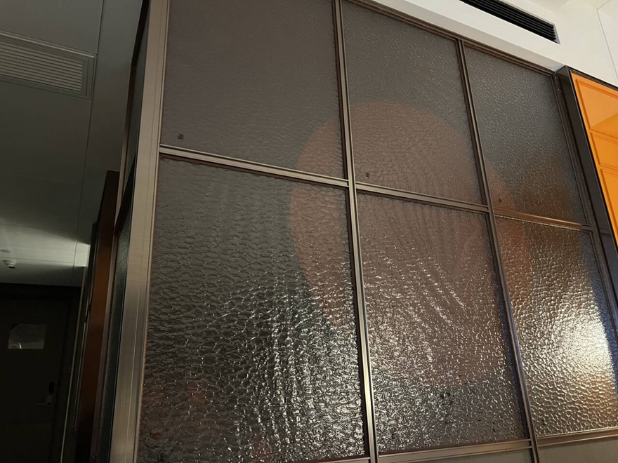 Pattern glass partition