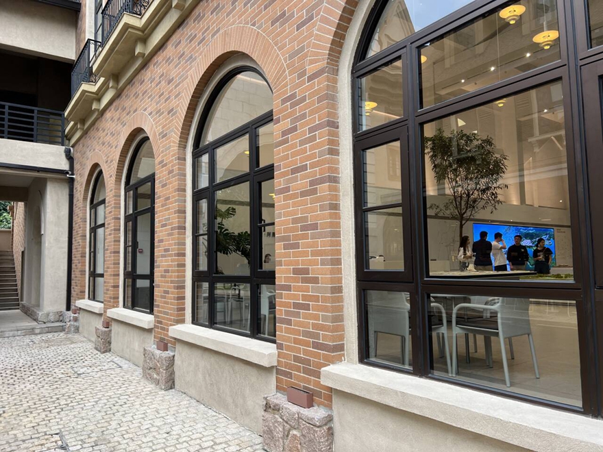 نافذة متجر زجاجية