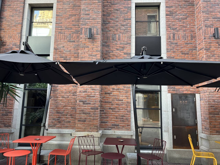 نافذة زجاجية للمتجر