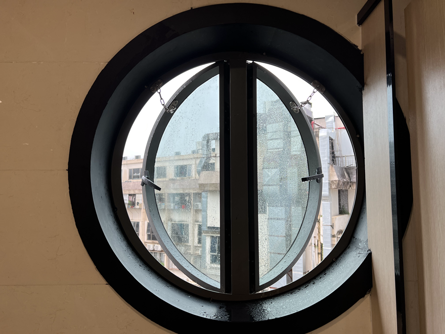 زجاج نافذة المنزل