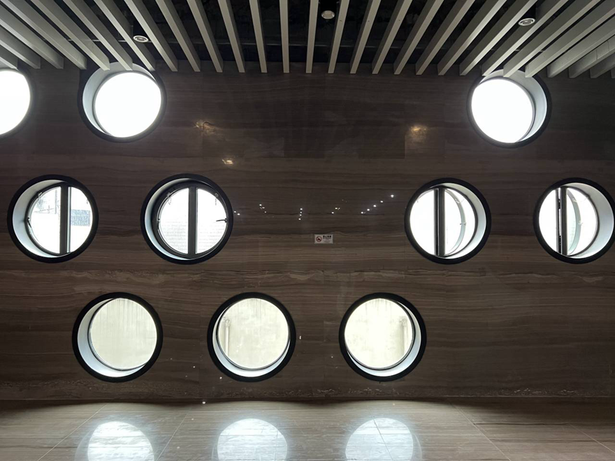 شكل نافذة زجاجية