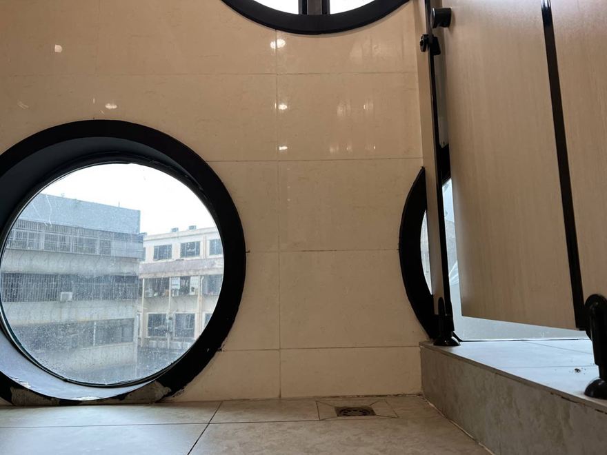 نافذة زجاجية مستديرة