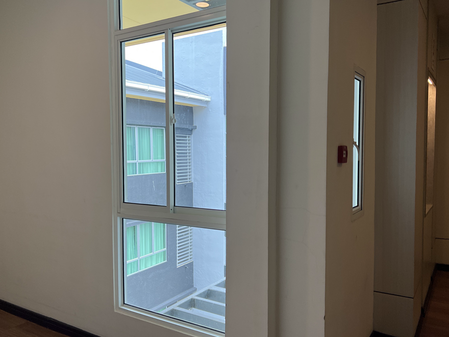 زجاج النوافذ المعزول