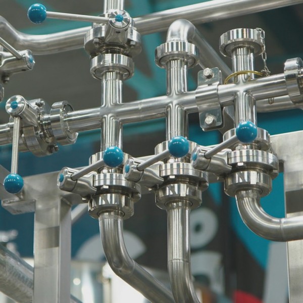 Quais são as diferenças entre um disco de ruptura plano e um disco de ruptura com flambagem reversa?