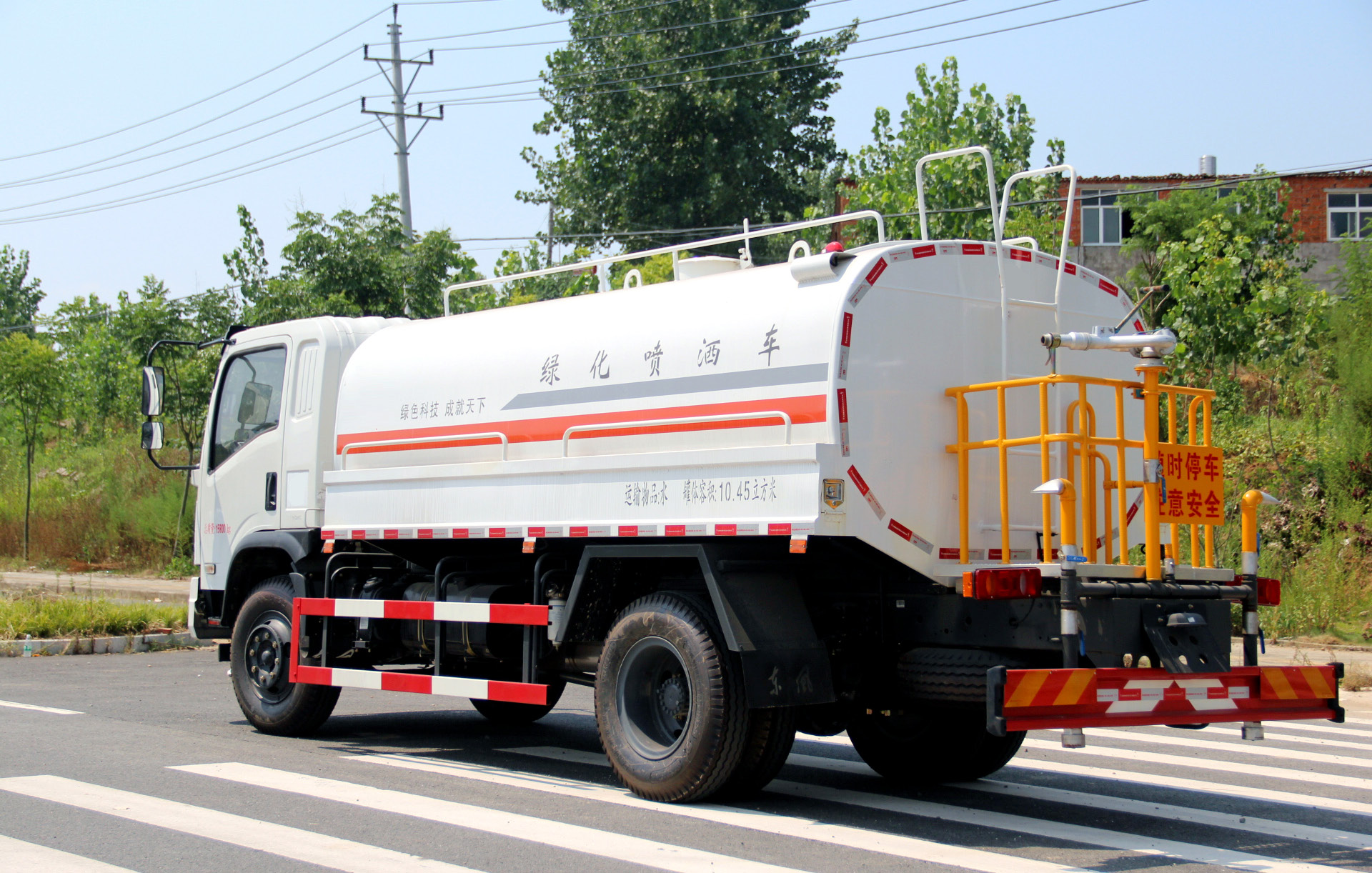 18 Road sprinkler truck