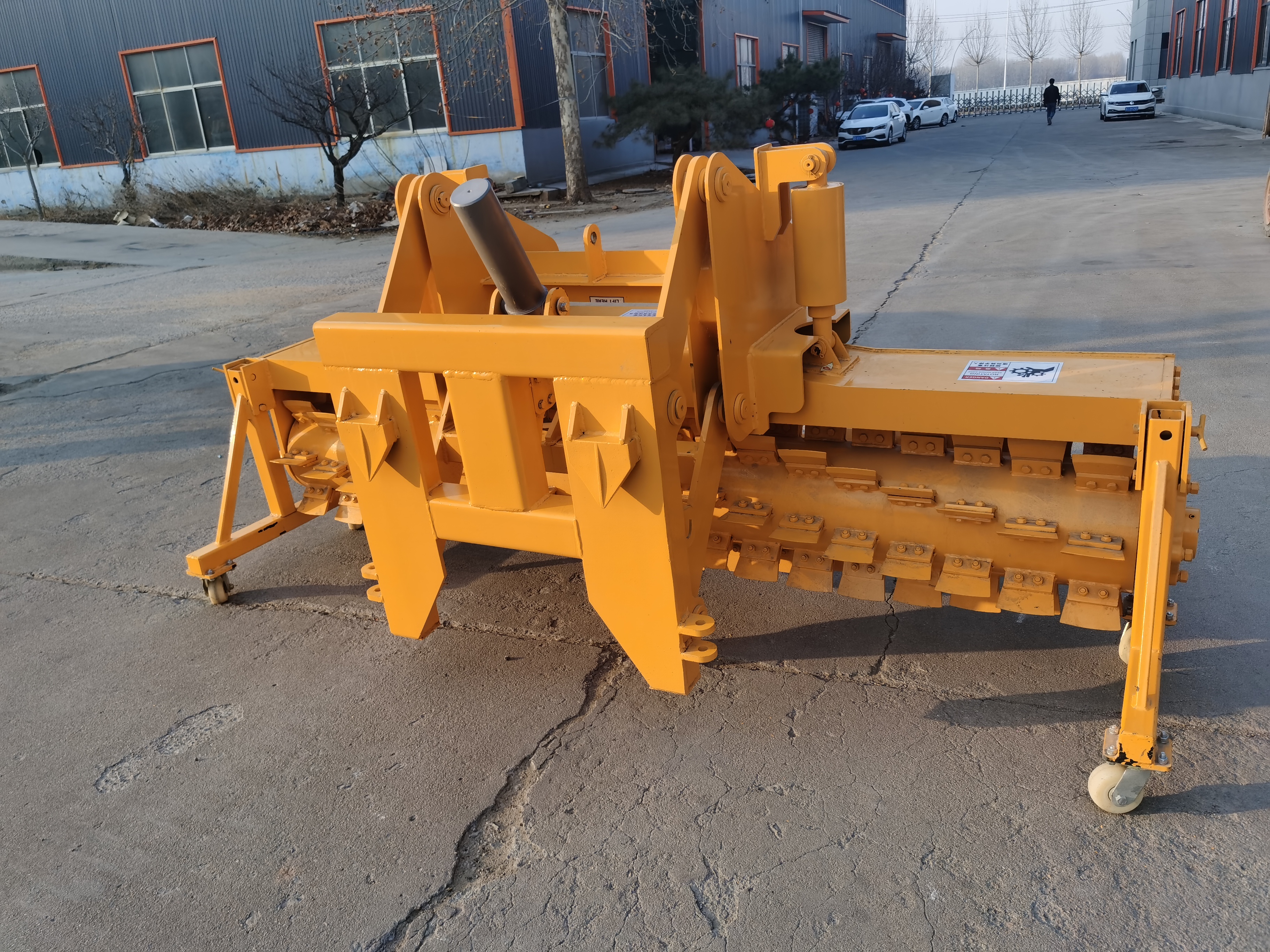 Small vehicle-mounted ice breaker