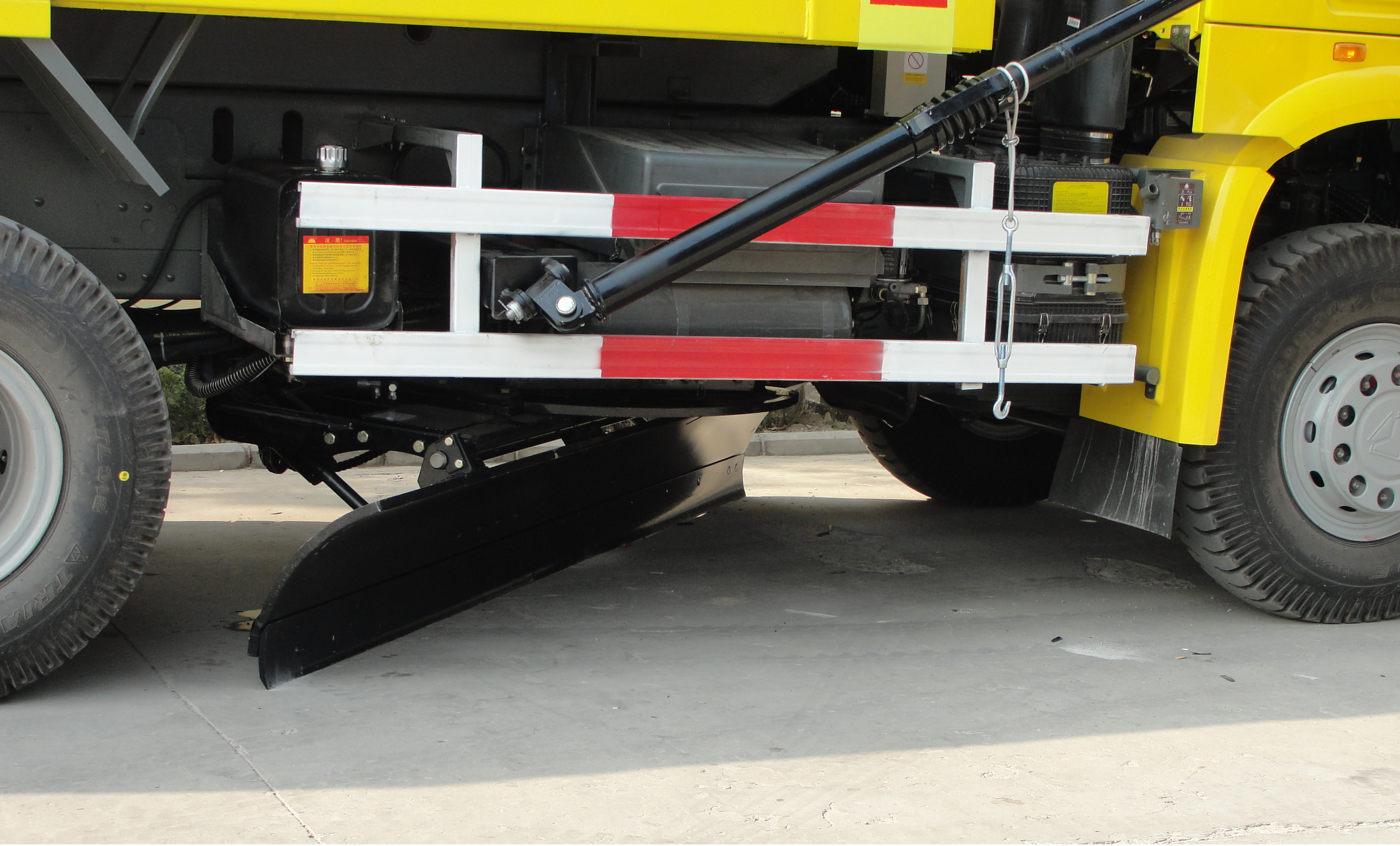 mid-mounted snow shovel