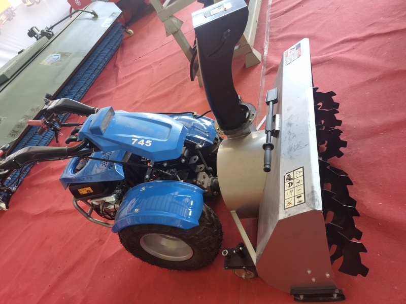 қолмен итерілген қар