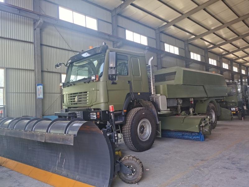 Үшеуі бір қар тазалайтын көлік