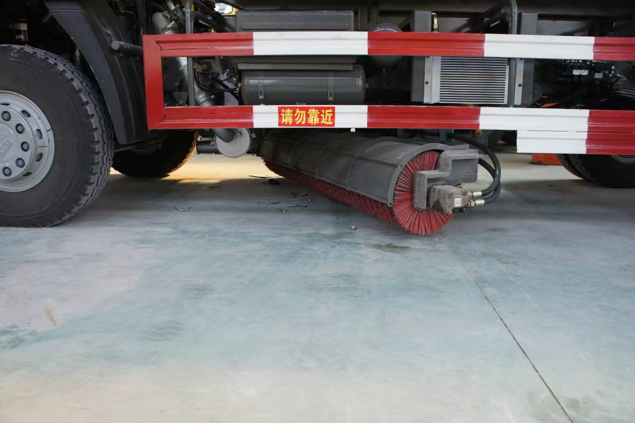 Snow sweeper centrally mounted for trucks