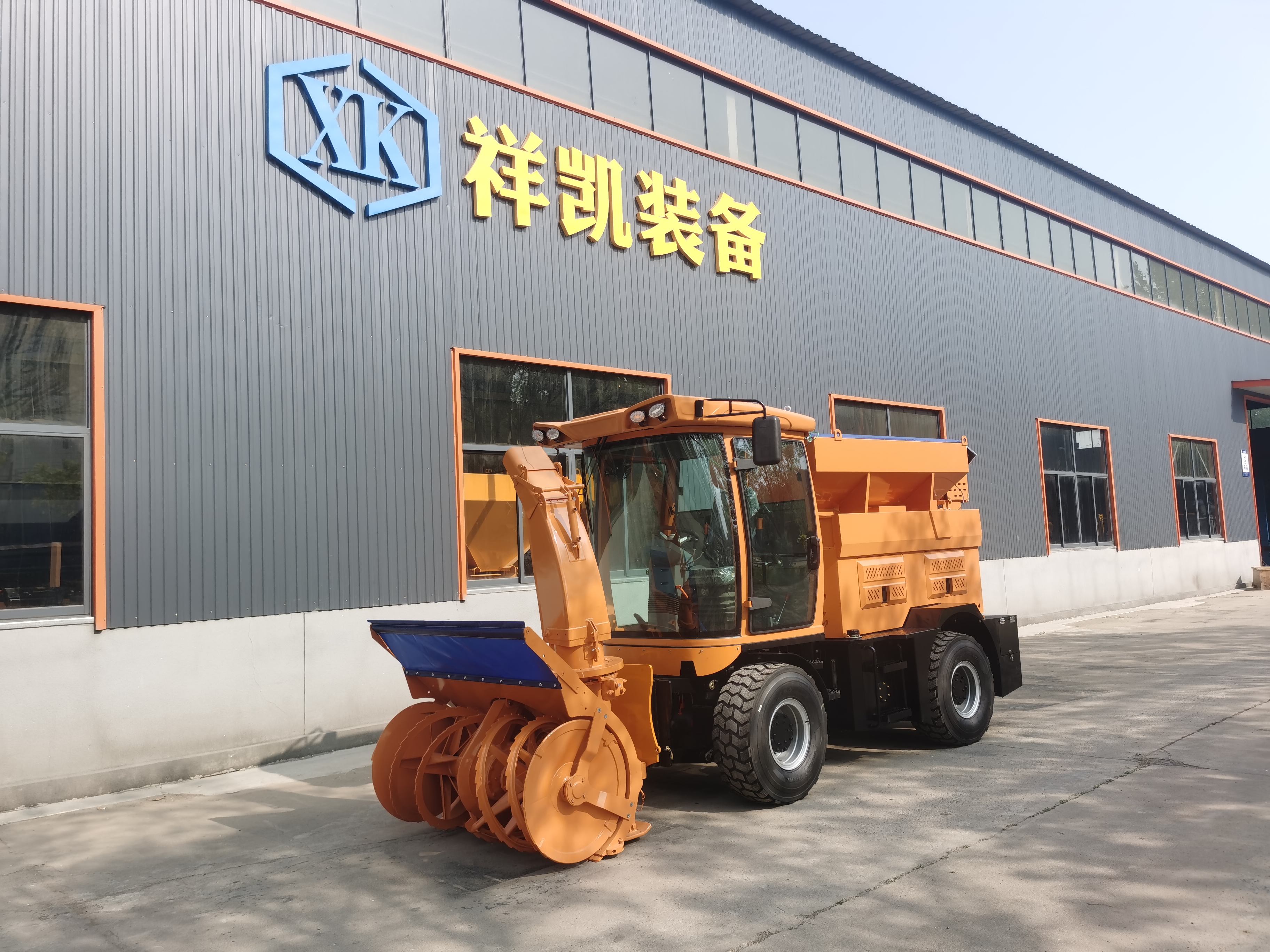 4WD Multifunctional Snow Removal Vehicle