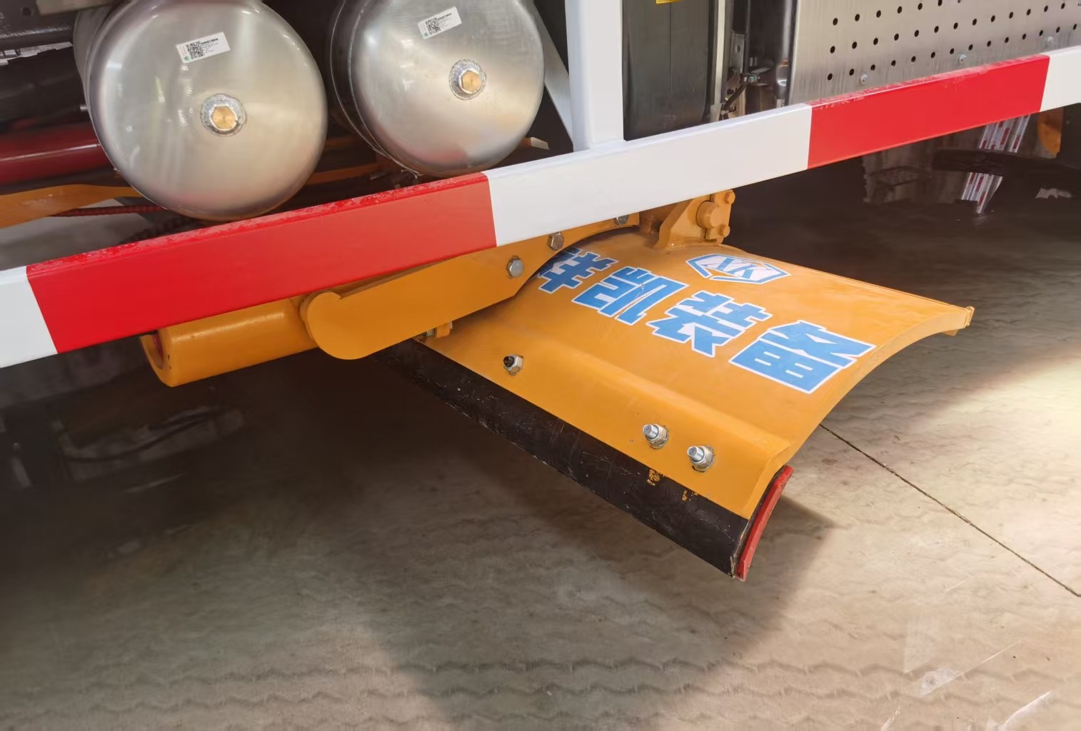 The snow shovel in the middle position for the truck
