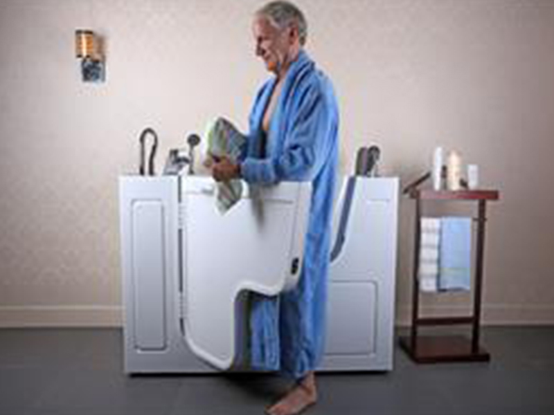 Tisztítási és karbantartási szolgáltatás a megvásárolt kádas fürdőszobán