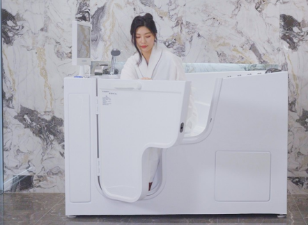 walk-in bathtub with outward door