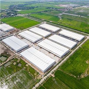 Fábrica de dos plantas con estructura de acero y oficinas integradas para emplazamientos industriales urbanos.