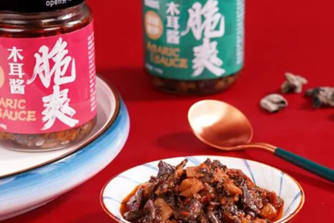 Molho de cogumelo preto com brotos de bambu crocantes: uma explosão de textura e umami.