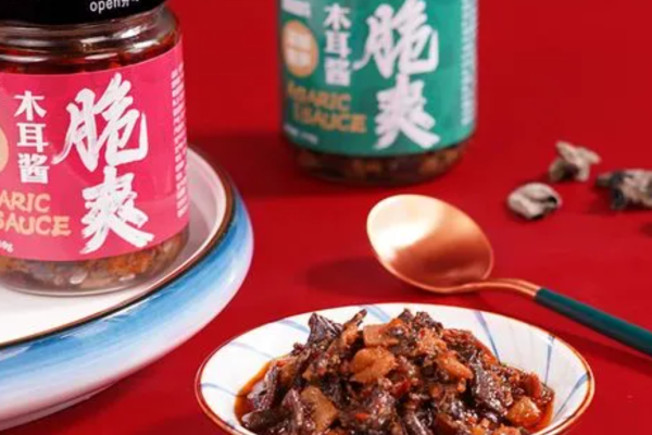 Соус из черного гриба с хрустящими побегами бамбука: кладезь текстуры и умами.