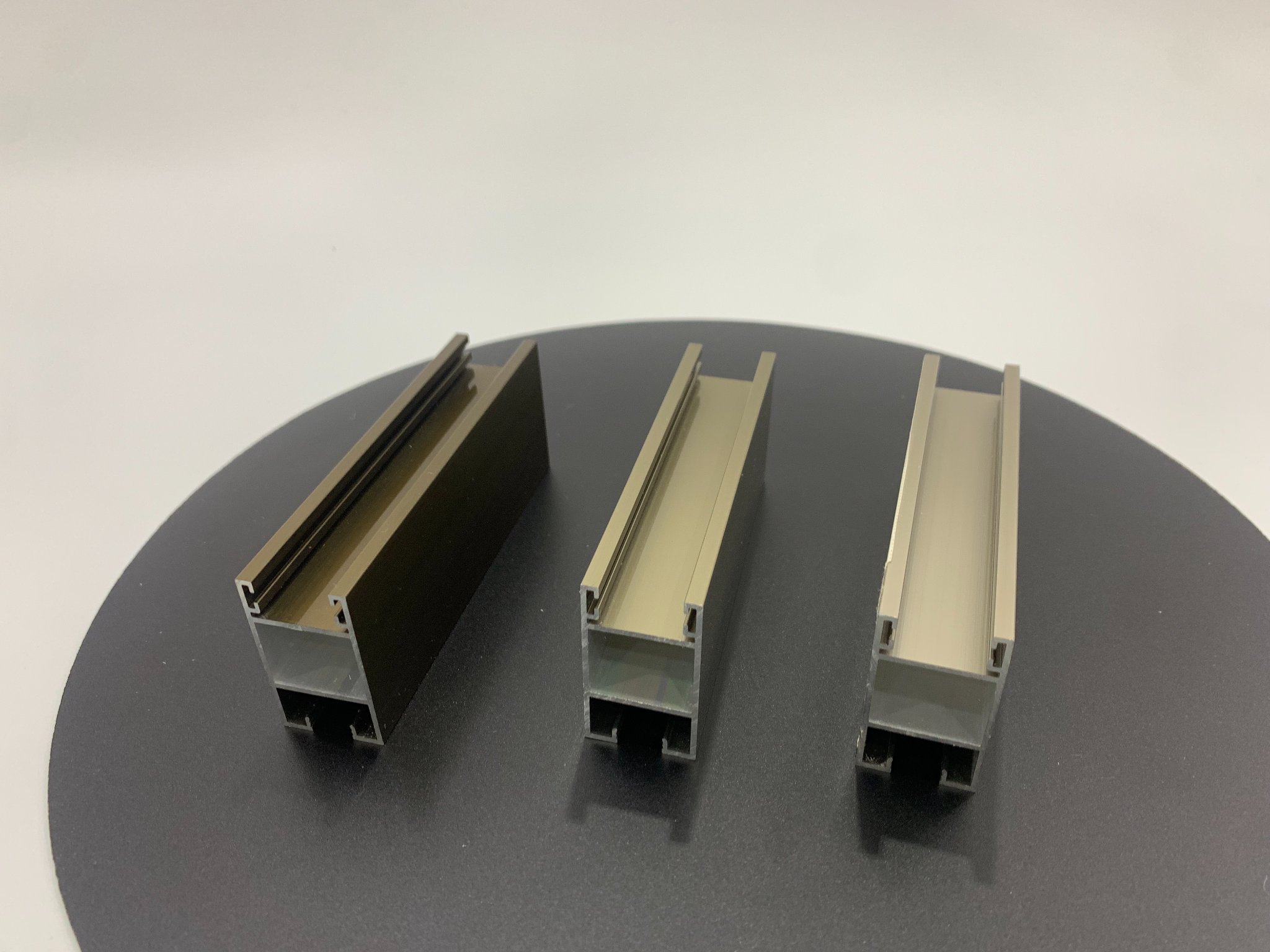 पाउडर कोटिंग लौवर सजावट एल्यूमीनियम प्रोफ़ाइल पाउडर कोटिंग लौवर सजावट एल्यूमीनियम प्रोफ़ाइल