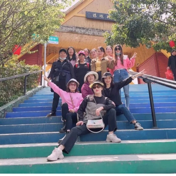 Ninon organise une sortie printanière et une activité d'appréciation des fleurs pour le Festival du 8 mars