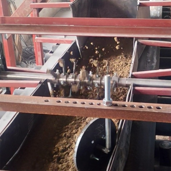 गीली चिकनी मिट्टी के अपशिष्ट को ठोस बनाने के उपकरण