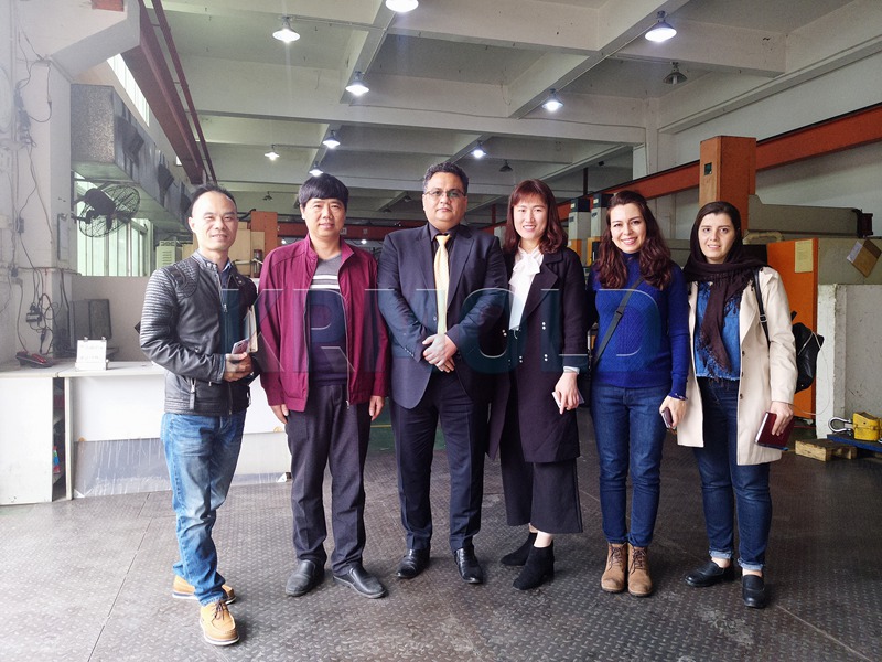 अमेरिकी ग्राहक ने कार रियरव्यू मिरर शेल मोल्ड के लिए केआरएमोल्ड का दौरा किया