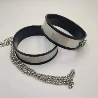 Farbiger Metall-Oberschenkelring BDSM Bondage-Set Edelstahl-Beinschellen Silikonschutz Metallkette Sexspielzeug für Paare