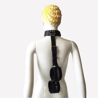 高品質のレザーボンデージハーネス首輪手首拘束奴隷首輪手錠BDSMフェチ手錠セックス玩具