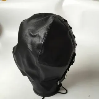 黒い革のヘッドギア、目と口が開いたジッパー