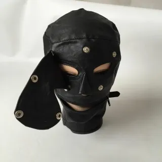 黒い革のヘッドギア、目と口が開いたジッパー
