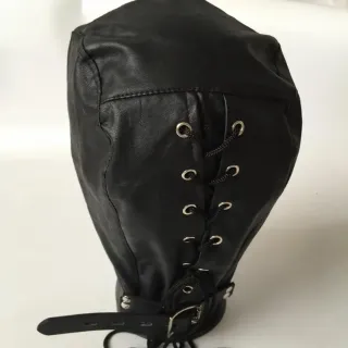 黒い革のヘッドギア、目と口が開いたジッパー