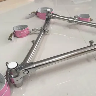 ホットセール ステンレススチール トライアングルバウンドプレーン BDSM ボンデージ 拘束具 レザーレッグカフス付き フェチ セックス玩具